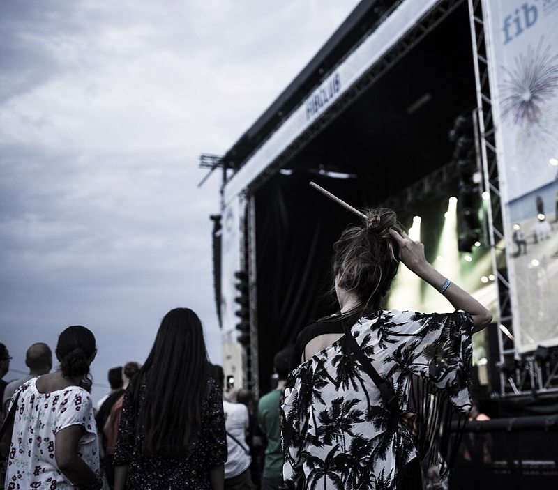 Público asistiendo a un concierto del FIB, Festival Internacional de Benicàssim