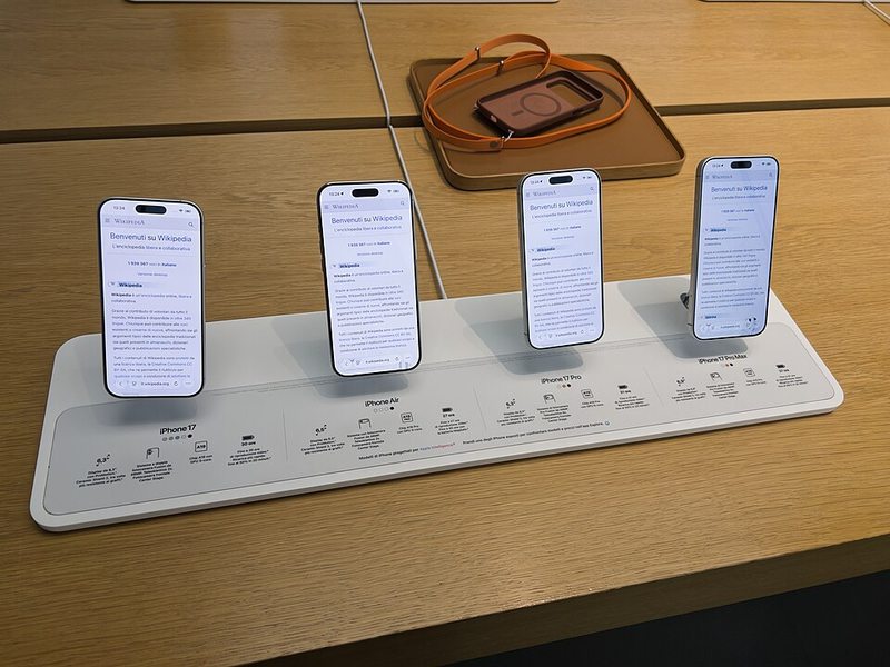 iPhone 17, iPhone Air, iPhone 17 Pro y iPhone 17 Pro Max expuestos en una tienda Apple