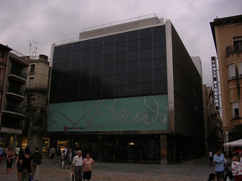 Edificio del Gaudí Centre en la Plaça del Mercadal de Reus