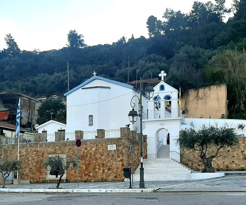 Iglesia de Agios Nikolaos en Katakolon, blanca y azul junto al paseo