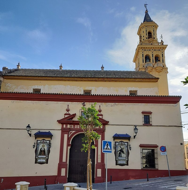 Iglesia de Santiago de Alcalá de Guadaíra con su torre campanario