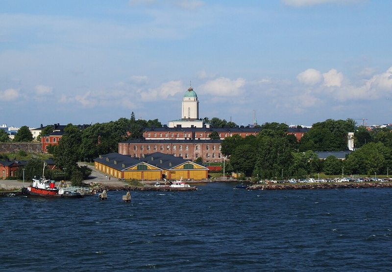 Iglesia de Suomenlinna, que funciona también como faro, vista desde el mar