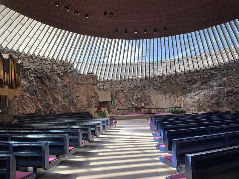 Interior de la Iglesia de la Roca (Temppeliaukio) en Helsinki