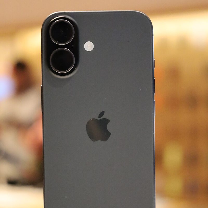 iPhone 17 negro visto por detrás en una tienda Apple