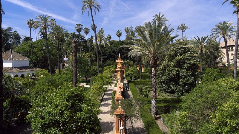 Jardines del Real Alcázar de Sevilla con palmeras y fuentes
