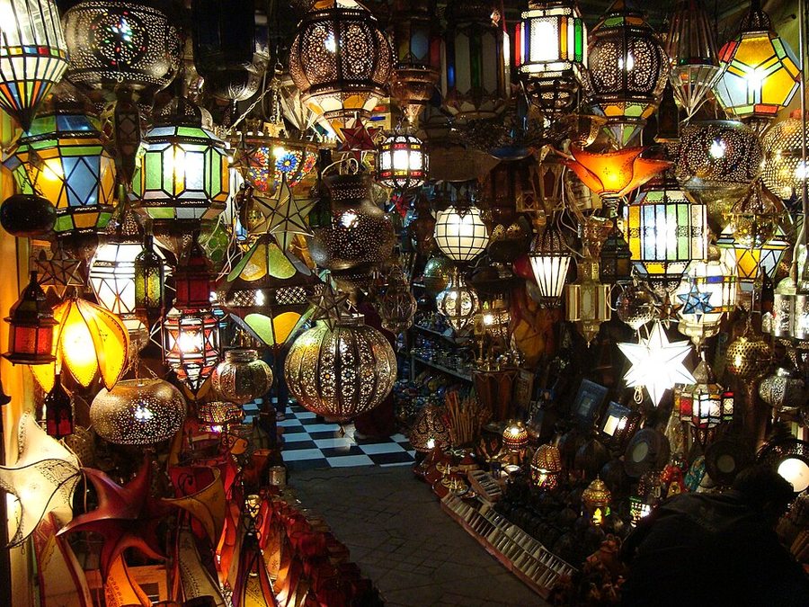 Lámparas de metal calado a la venta en un zoco de Marrakech