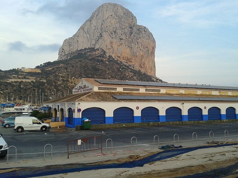 Lonja del puerto pesquero de Calpe con el Peñón de Ifach detrás