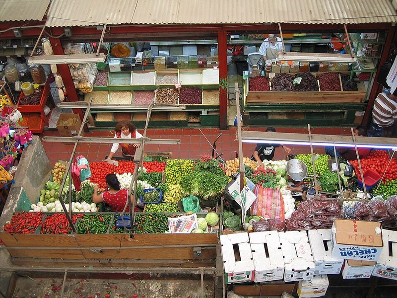 Puestos de frutas y especias en el Mercado San Juan de Dios, Guadalajara