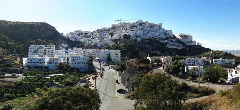 Vista de Mojácar, pueblo blanco en la ladera de la sierra