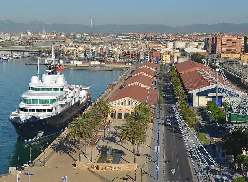 Moll de Costa del puerto de Tarragona con el barrio marinero del Serrallo al fondo