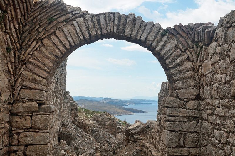 Arco del monasterio de los 40 Santos con vistas al mar, en Saranda