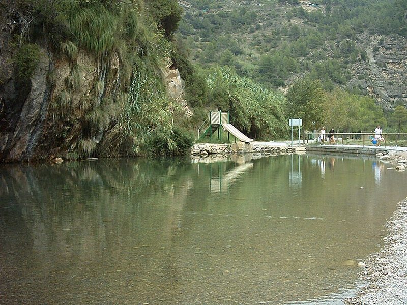 Aguas termales de la Fuente de los Baños de Montanejos junto al río Mijares
