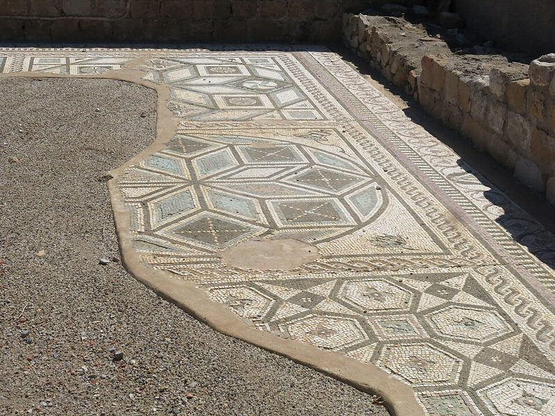 Mosaico geométrico romano en el foro de Empúries