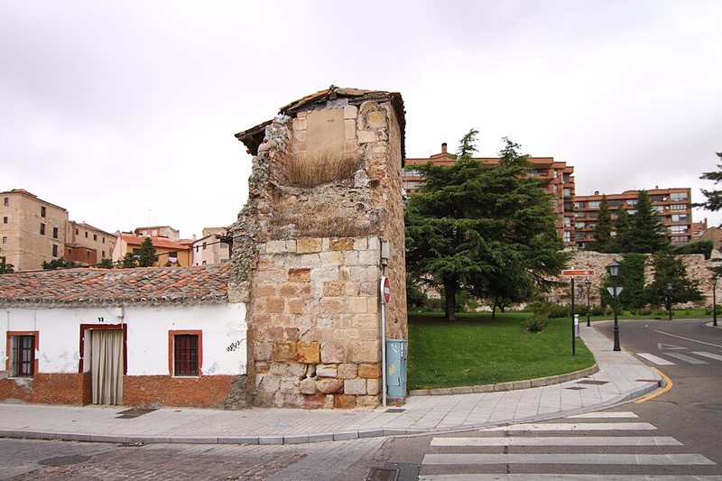 Restos de la muralla de Zamora en la calle Puerta Nueva, zona con aparcamiento gratuito
