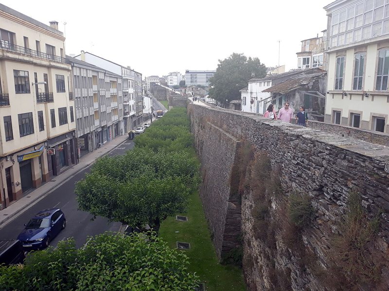 Paseo por lo alto de la Muralla romana de Lugo