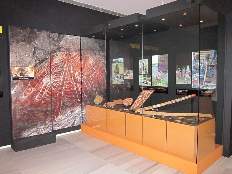 Sala del Museo de Almería con vitrinas de arqueología