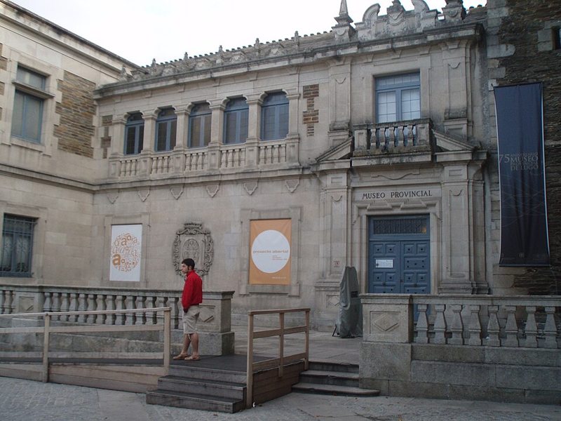 Fachada del Museo Provincial de Lugo, junto a la iglesia de San Pedro