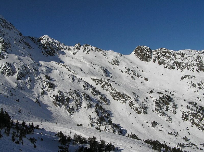 Pista roja en la estación de esquí Ordino Arcalís, Andorra
