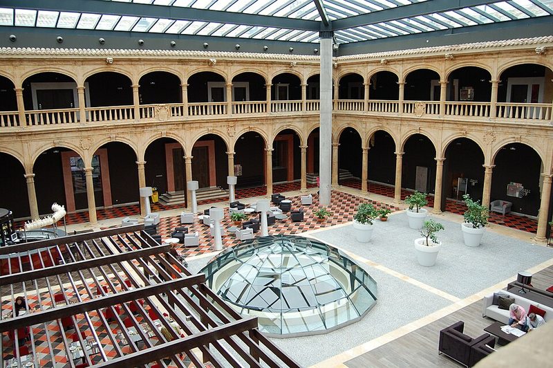 Patio de la antigua Universidad de Santa Catalina, hoy hotel termal en El Burgo de Osma