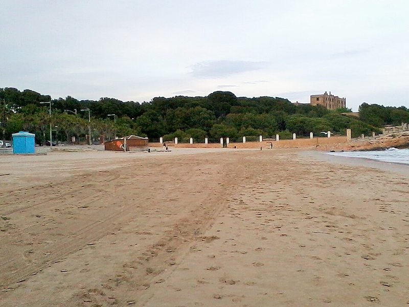 Playa de la Arrabassada en Tarragona, de arena fina y fácil acceso