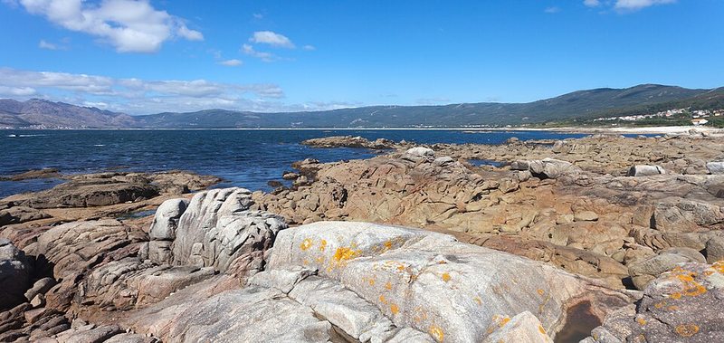 Playa de Carnota, la más larga de Galicia, vista desde las rocas de Portocubelo