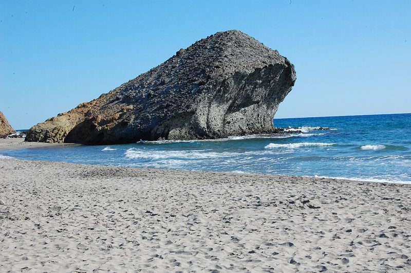 Playa de Mónsul con su gran roca volcánica en el Cabo de Gata