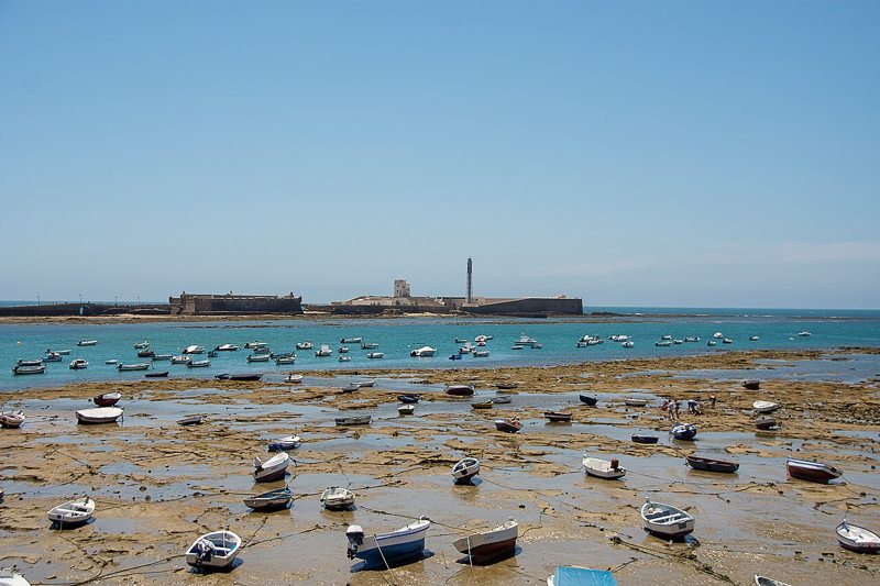 Barcas en la playa de La Caleta con el castillo de San Sebastián al fondo, Cádiz