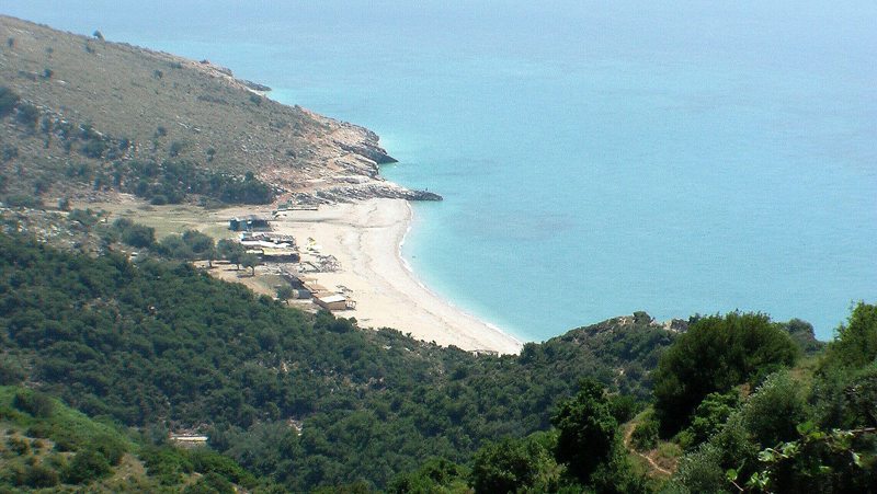 Playa de Lukovë vista desde lo alto, en la Riviera Albanesa