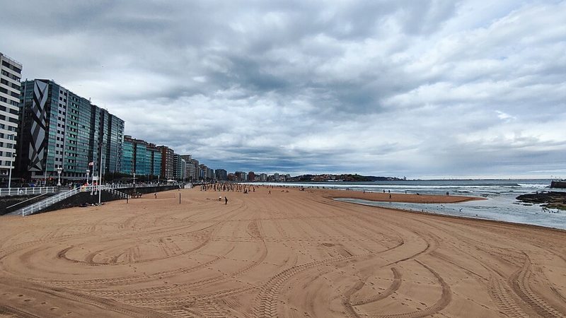 Playa de San Lorenzo en Gijón con el paseo marítimo