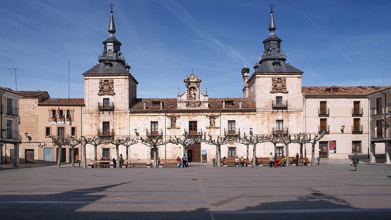 Plaza Mayor de El Burgo de Osma con el antiguo Hospital de San Agustín al fondo