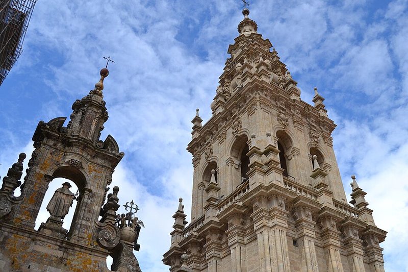 Torres barrocas de la Catedral de Santiago de Compostela, rodeada por sus cuatro plazas