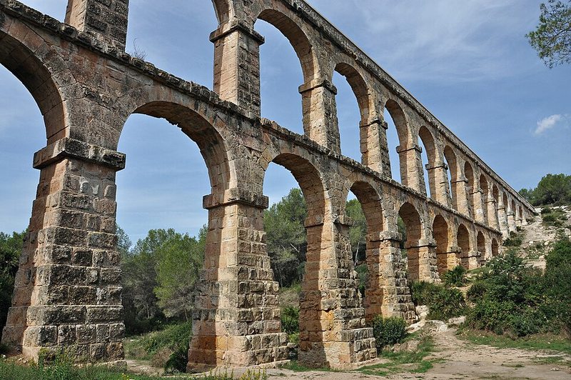 Acueducto romano del Pont del Diable en Tarragona con sus arcos de piedra