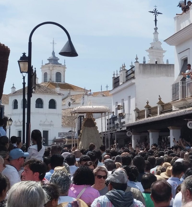 Procesión de la Virgen del Rocío por las calles de la aldea el Lunes de Pentecostés
