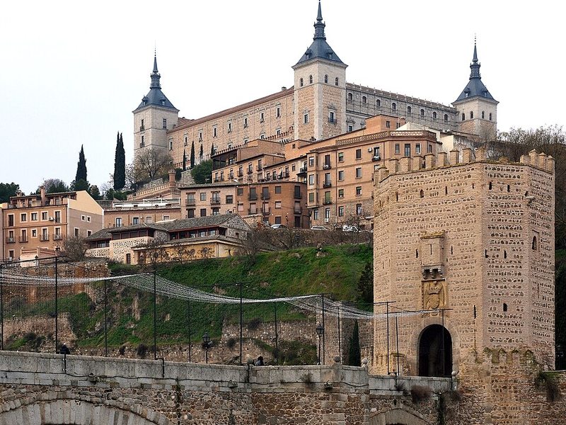 Puente de Alcántara y Alcázar de Toledo, vistos desde la zona del aparcamiento de Azarquiel