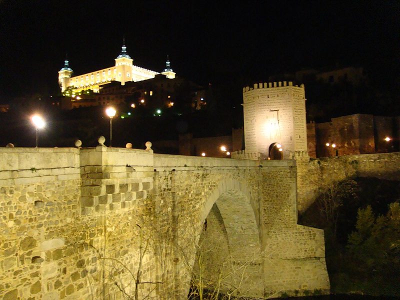 Puente de Alcántara de Toledo iluminado de noche en Navidad