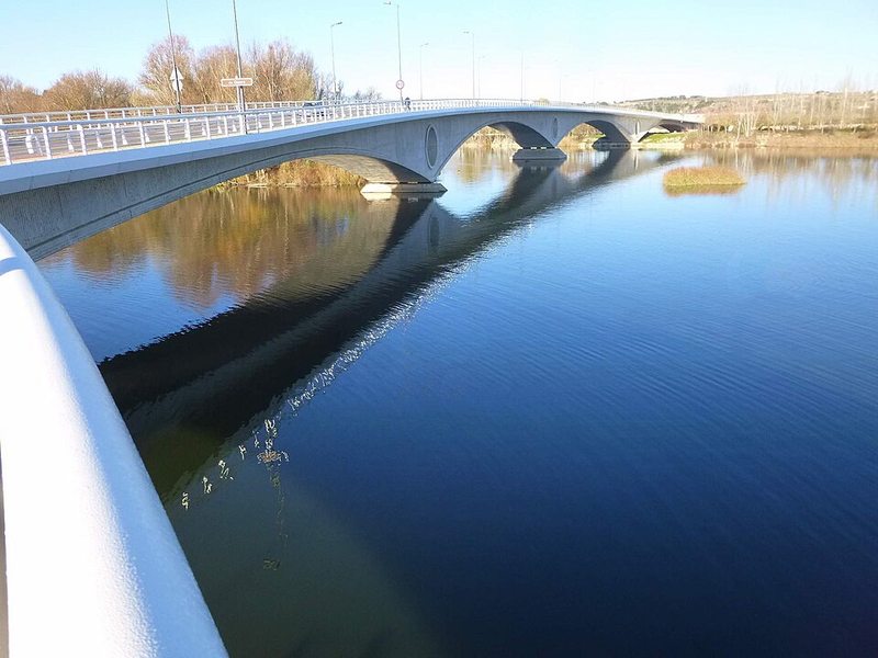 Puente de los Poetas sobre el Duero en Zamora, acceso al aparcamiento del Campo de la Verdad