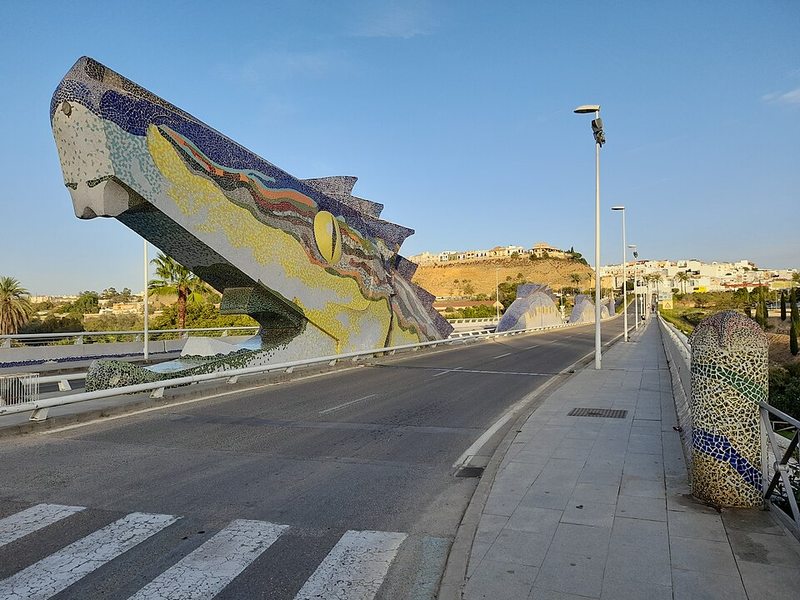 Puente del Dragón de Alcalá de Guadaíra cubierto de mosaico de azulejos