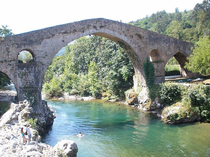Puente romano sobre el río Sella en Cangas de Onís