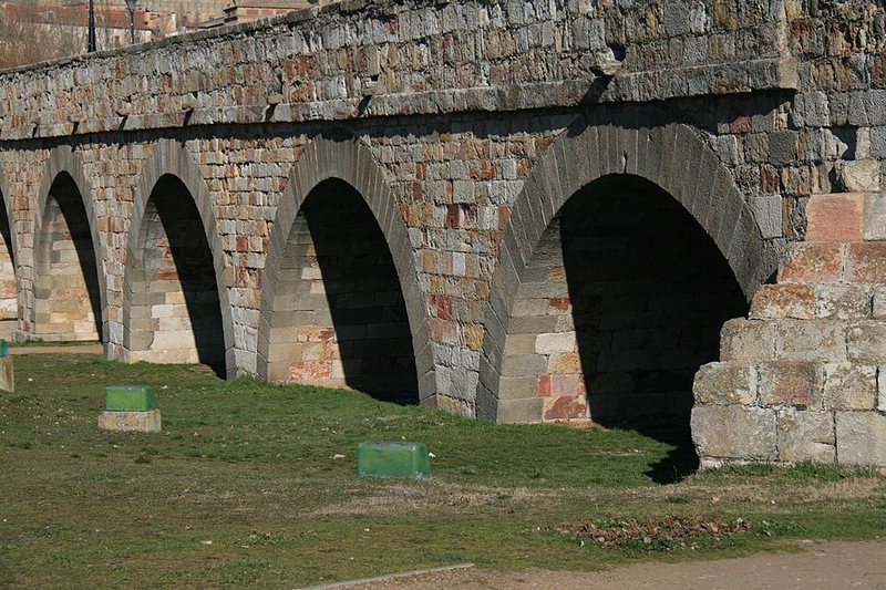 Arcos del Puente Romano de Salamanca sobre el río Tormes