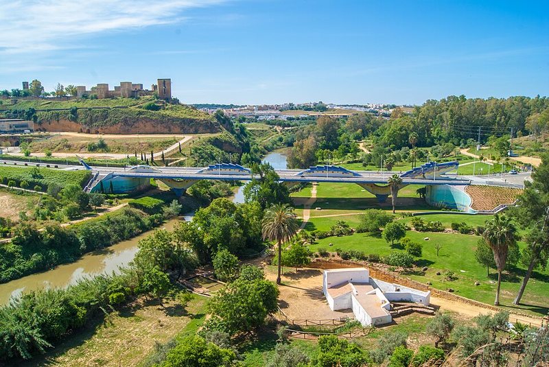 Ribera del Guadaíra con el castillo de Alcalá de Guadaíra al fondo