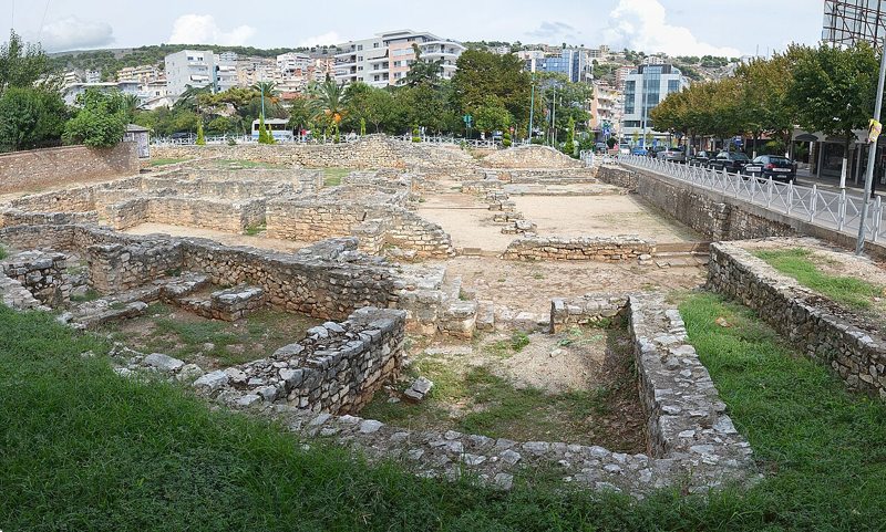 Ruinas de la sinagoga-basílica del siglo V en el centro de Saranda
