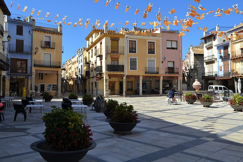 Plaza Mayor porticada de Sant Mateu, capital histórica del Maestrazgo