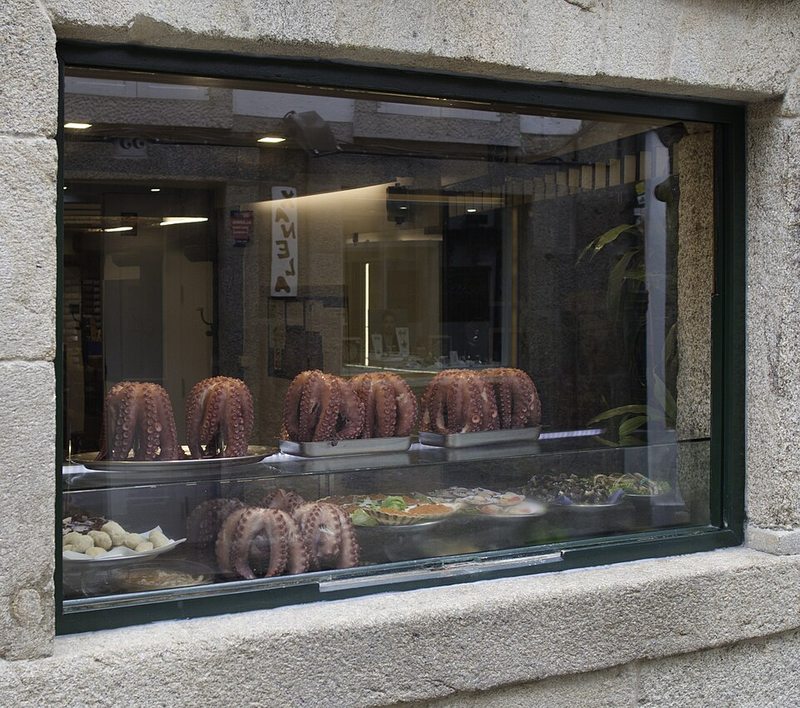 Pulpo en el escaparate de un mesón en la Rúa do Franco, Santiago de Compostela