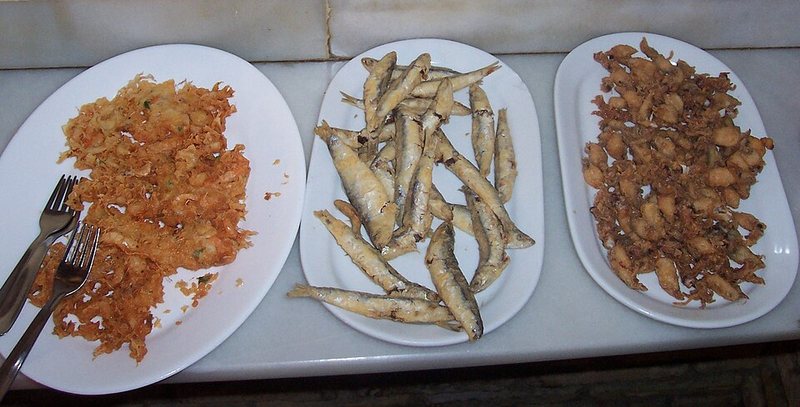 Tortillitas de camarones, boquerones fritos y puntillitas, pescaíto frito típico de Huelva