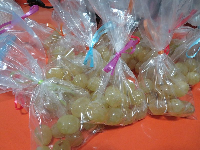 Bolsitas con las 12 uvas de la suerte preparadas para las campanadas de Nochevieja