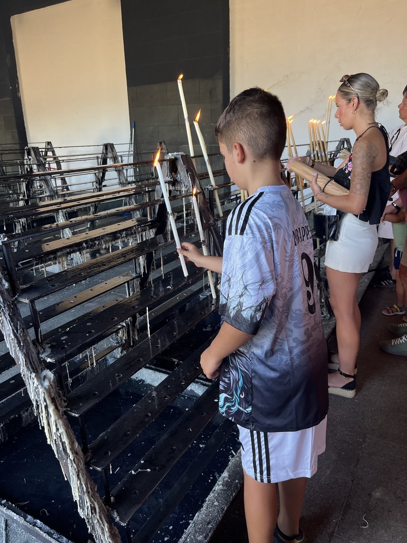 Peregrinos encendiendo velas en el santuario de la Virgen del Rocío