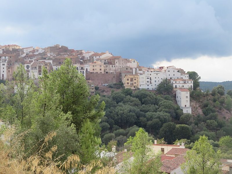 Casco antiguo de Vilafamés en lo alto de la colina, en la provincia de Castellón