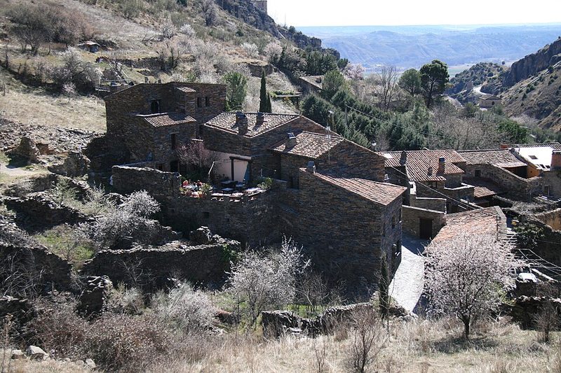 Vista panorámica de Patones de Arriba y su arquitectura de pizarra desde el mirador