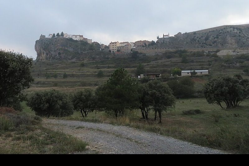 Xodos encaramado sobre una peña, a los pies del Penyagolosa, en Castellón