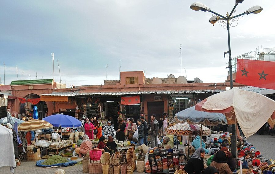 Zoco de la medina de Marrakech con puestos de artesanía